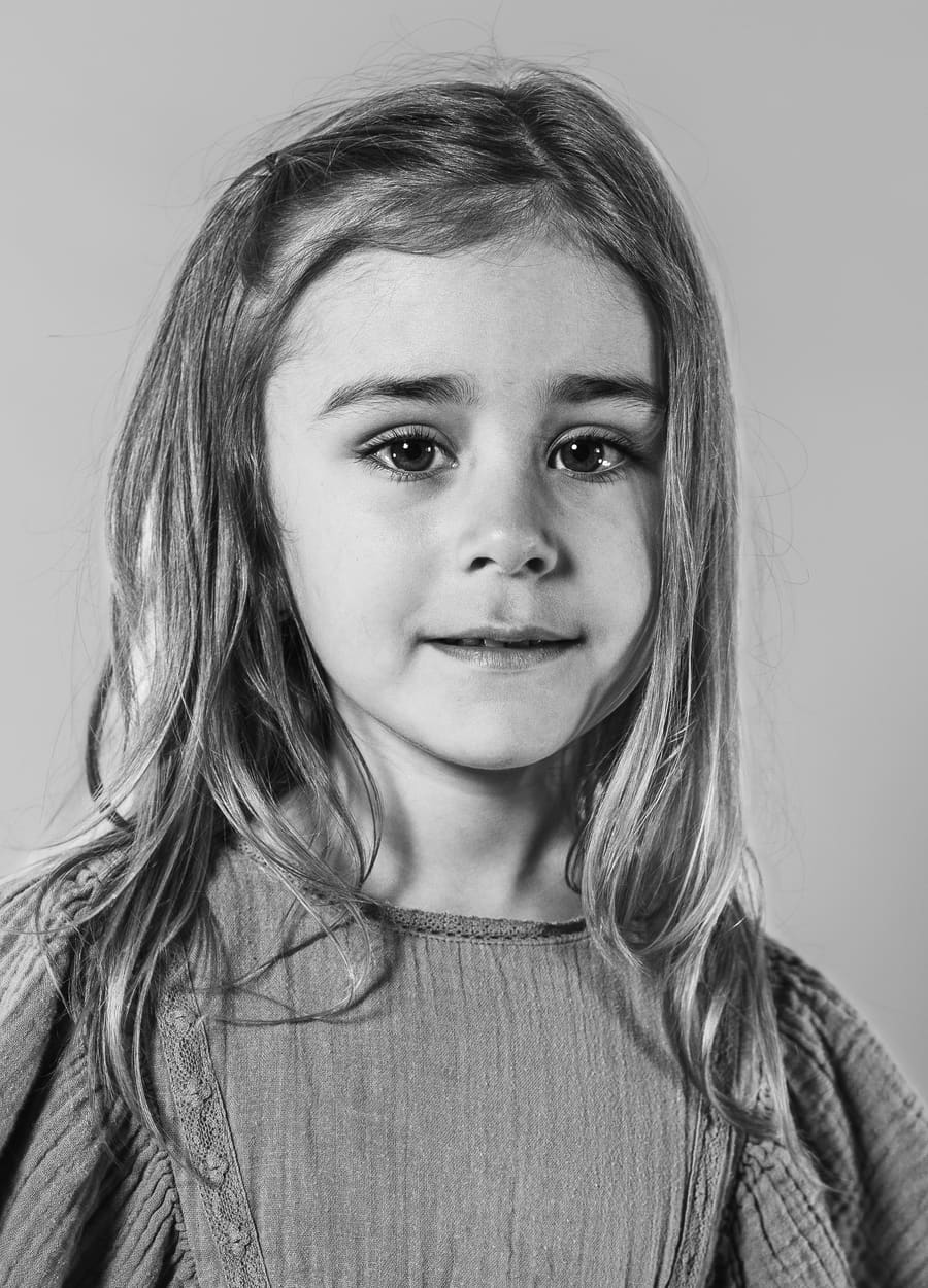 Kinderfotografie: Schwarz-Weiß-Portrait eines Mädchens mit langen Haaren